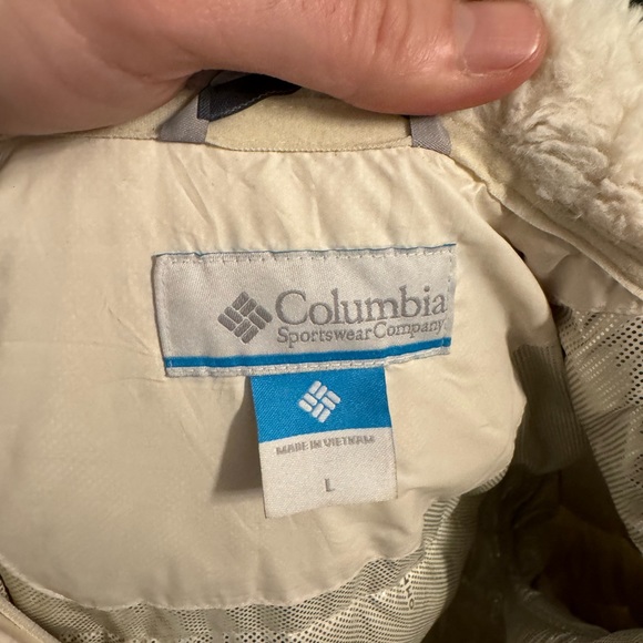 Cream Columbia fur-lined puffer - Picture 3 of 3